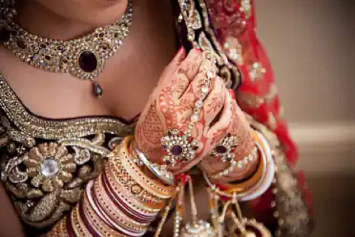 Dulhan Ne Lauta Di Baraat: प्रेमी से हो रही थी शादी, दूल्हे ने सालियों के साथ ऐसा क्या कर दिया दुल्हन ने लौटा दी बारात, जानें पूरा मामला - Dulhan ne lautai baarat what did the groom do with his daughter in laws the bride returned the baraat know the whole matter - Latest News & Updates in Hindi at India.com Hindi