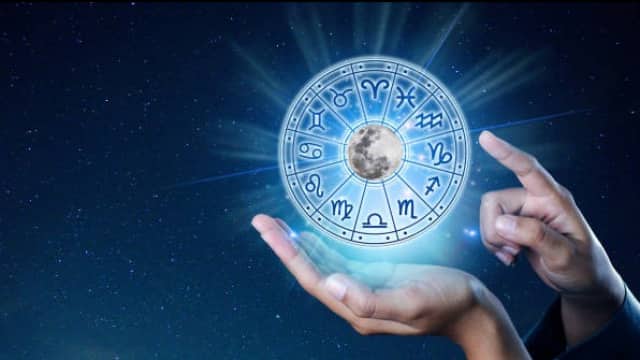 राशिफल 12 अगस्त: मकर समेत इन राशि वालों के अनाप-शनाप खर्चे होंगे, ये लोग नीली वस्तु रखें पास