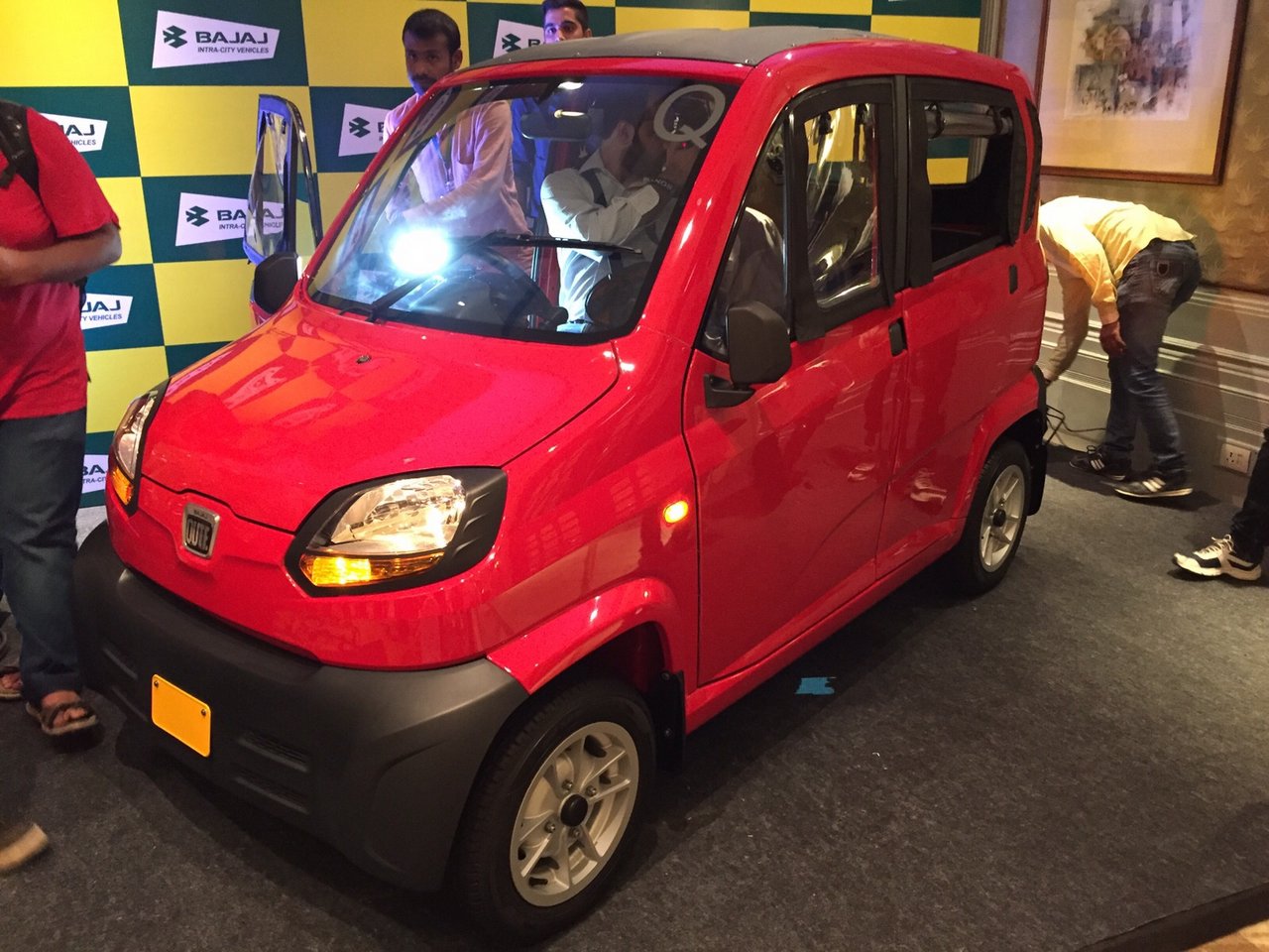 Bajaj Qute Car: सबसे सस्ती कार जिसका माइलेज टू-व्हीलर जैसा, 1 लीटर में जाती है 35 किलोमीटर