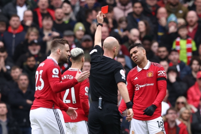 Rio Ferdinand: 'Casemiro cần cẩn trọng hơn, 2 lần nhận thẻ đỏ quá báo'