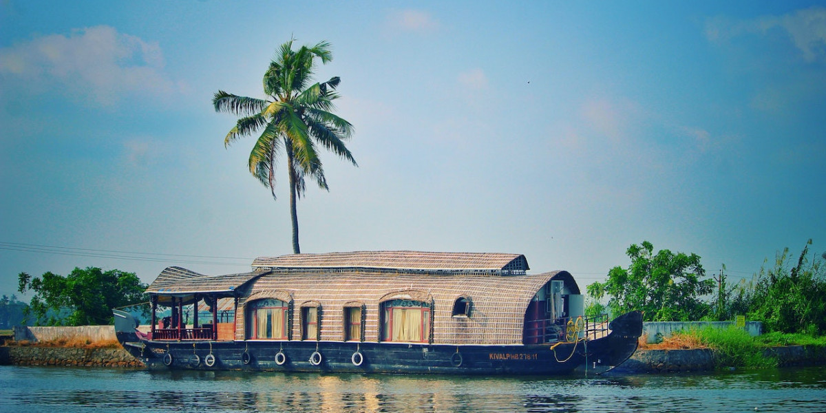 Kerala Houseboats: Cruising Through Paradise