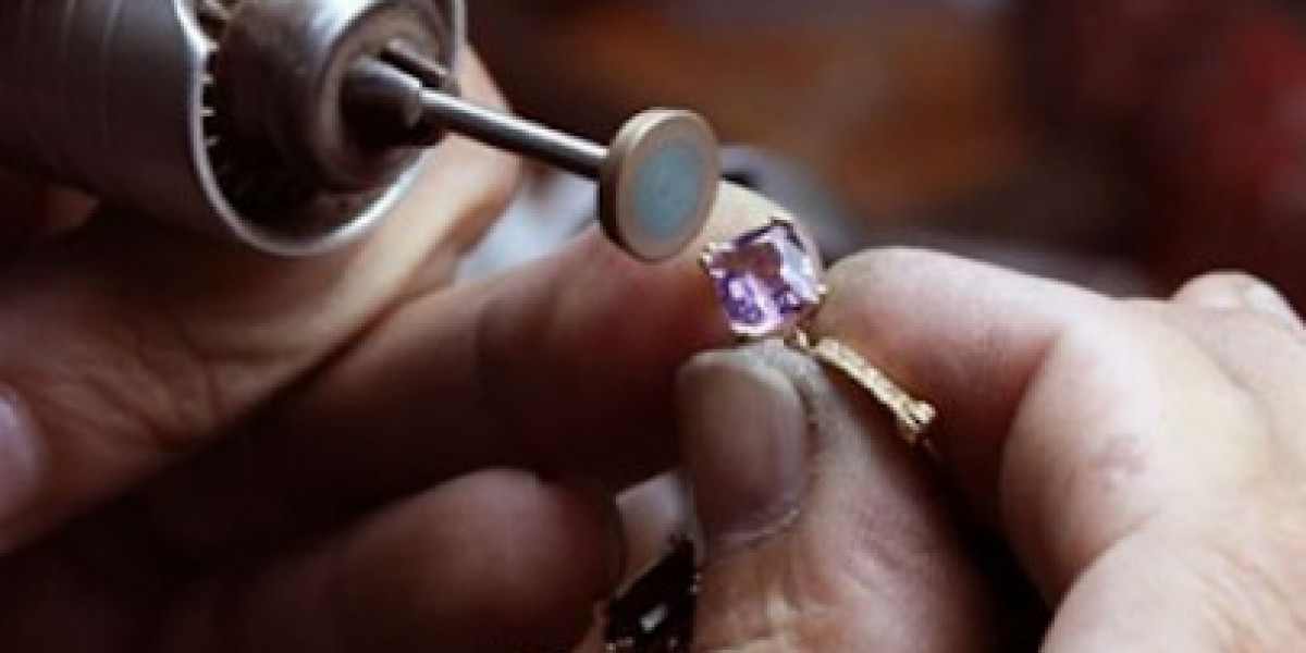 The Emotional and Financial Implications of Inheriting Estate Jewellery: A Comprehensive Guide