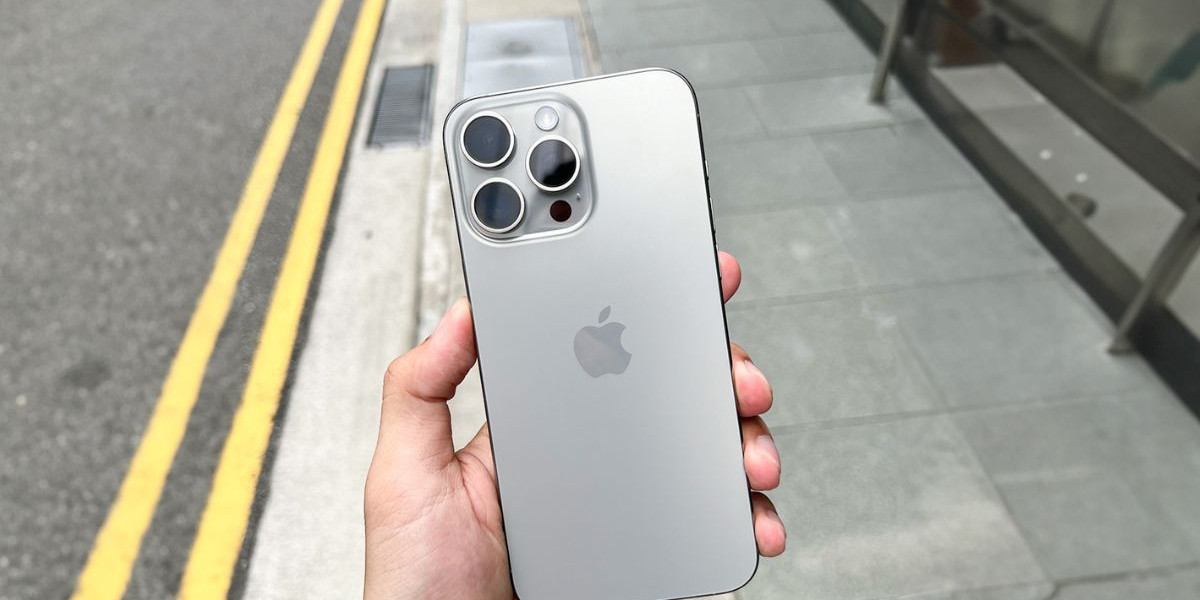 Sinh năm 1985 mua iPhone 15 Pro Max cũ màu gì?