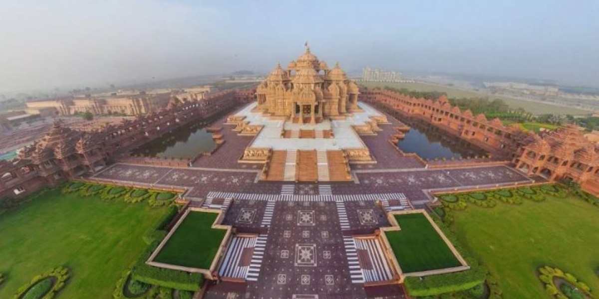 Explore Comfort & Convenience with Mukesh Tour and Travels: Your Trusted Delhi to Jaipur Taxi Servic