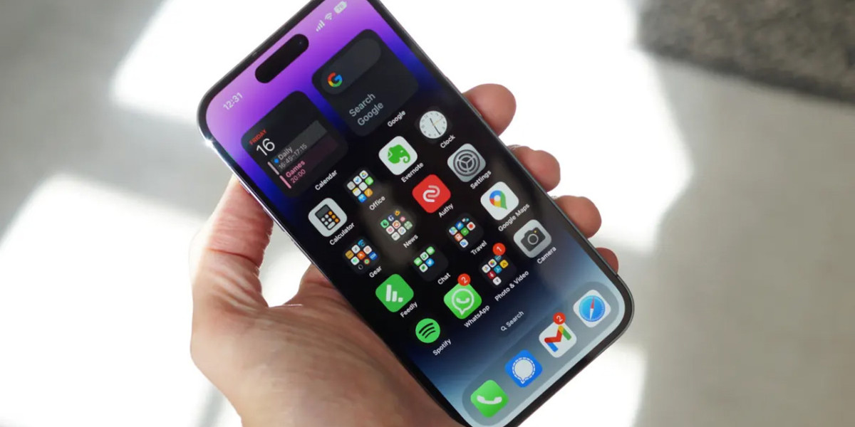 Thay pin iPhone 14 Pro chính hãng giá bao nhiêu? Có nên thay pin không?